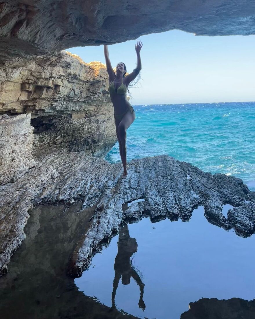 Μαρία Κορινθίου: Ποζάρει μέσα σε σπηλιά στα Κουφονήσια