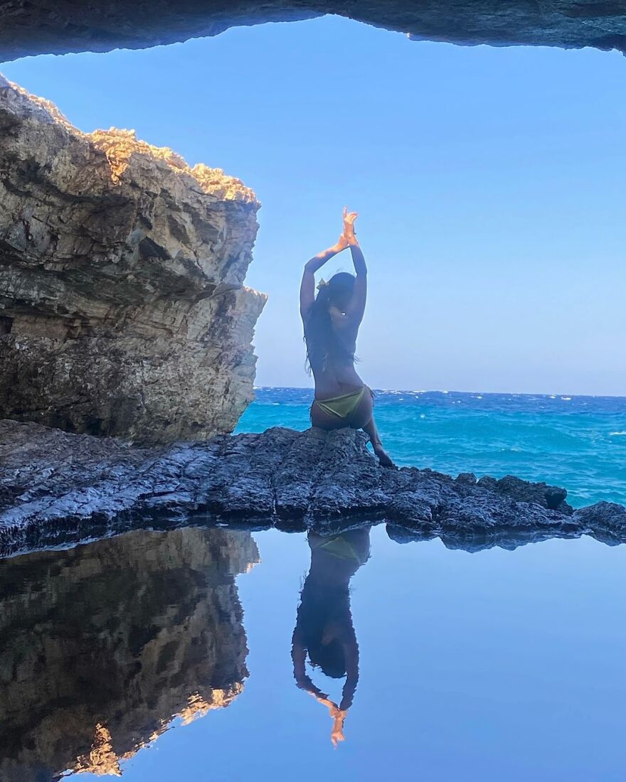 Μαρία Κορινθίου: Ποζάρει μέσα σε σπηλιά στα Κουφονήσια