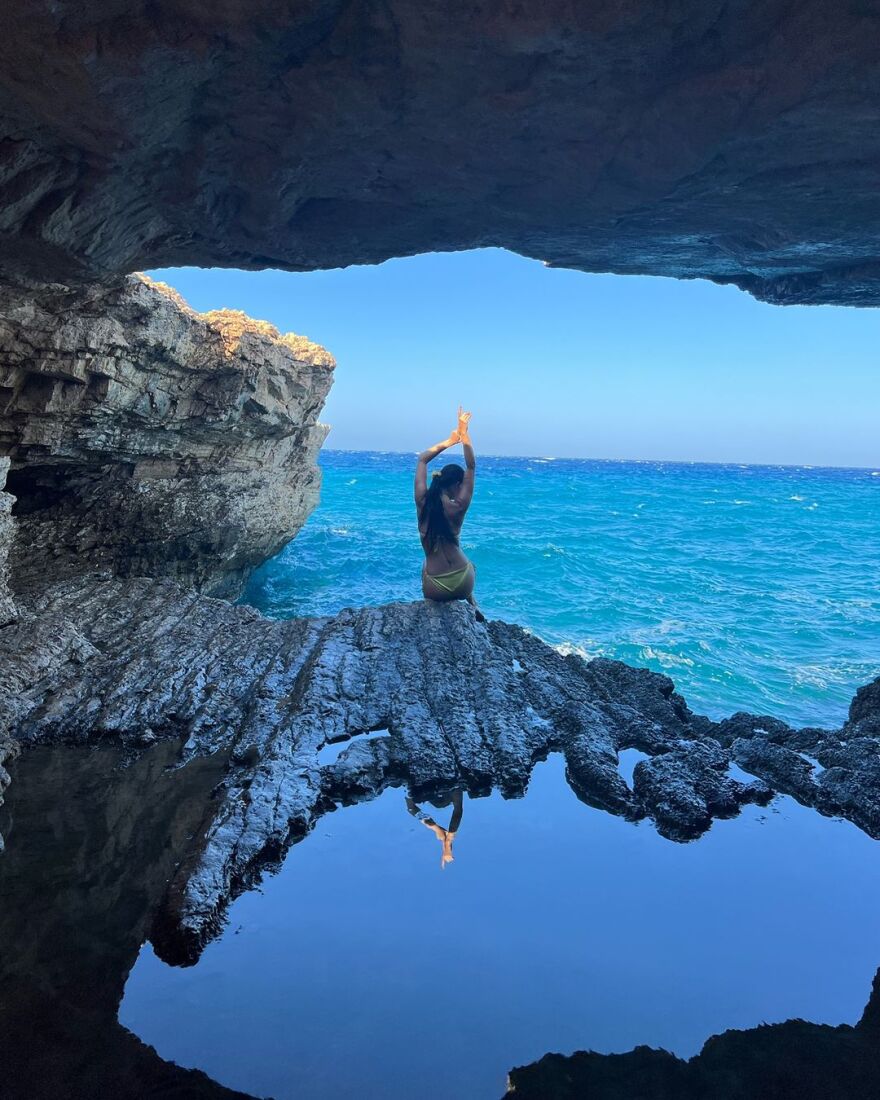 Μαρία Κορινθίου: Ποζάρει μέσα σε σπηλιά στα Κουφονήσια