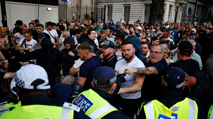 Βρετανία: Δεύτερη νύχτα χάους για τη σφαγή με τα 3 νεκρά παιδιά στο Σάουθπορτ - Ασκήθηκε δίωξη σε 17χρονο