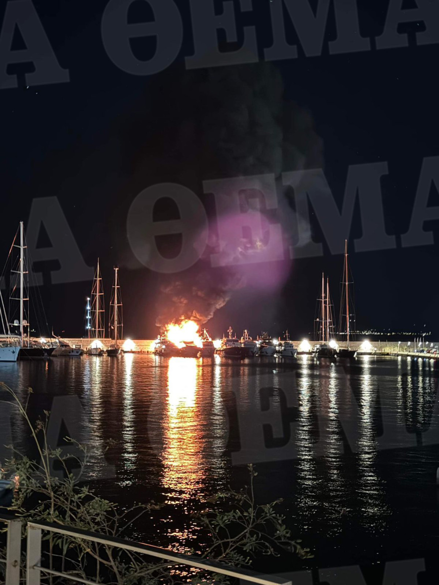 Μαρίνα Ζέας: Κατασβέστηκε η φωτιά στα τρία σκάφη - Δείτε βίντεο και φωτογραφίες