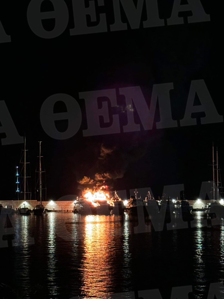 Μαρίνα Ζέας: Κατασβέστηκε η φωτιά στα τρία σκάφη - Δείτε βίντεο και φωτογραφίες