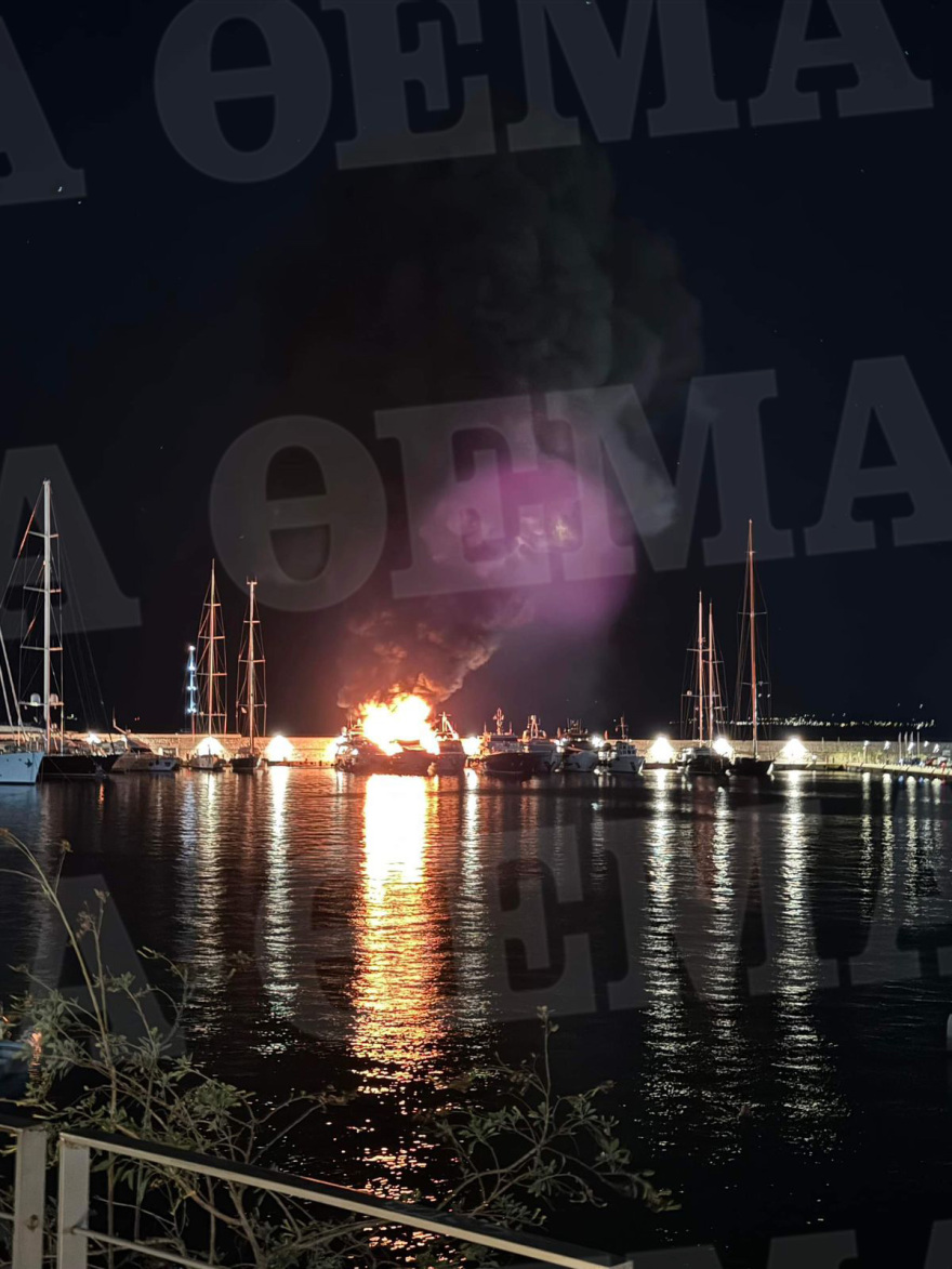 Μαρίνα Ζέας: Κατασβέστηκε η φωτιά στα τρία σκάφη - Δείτε βίντεο και φωτογραφίες