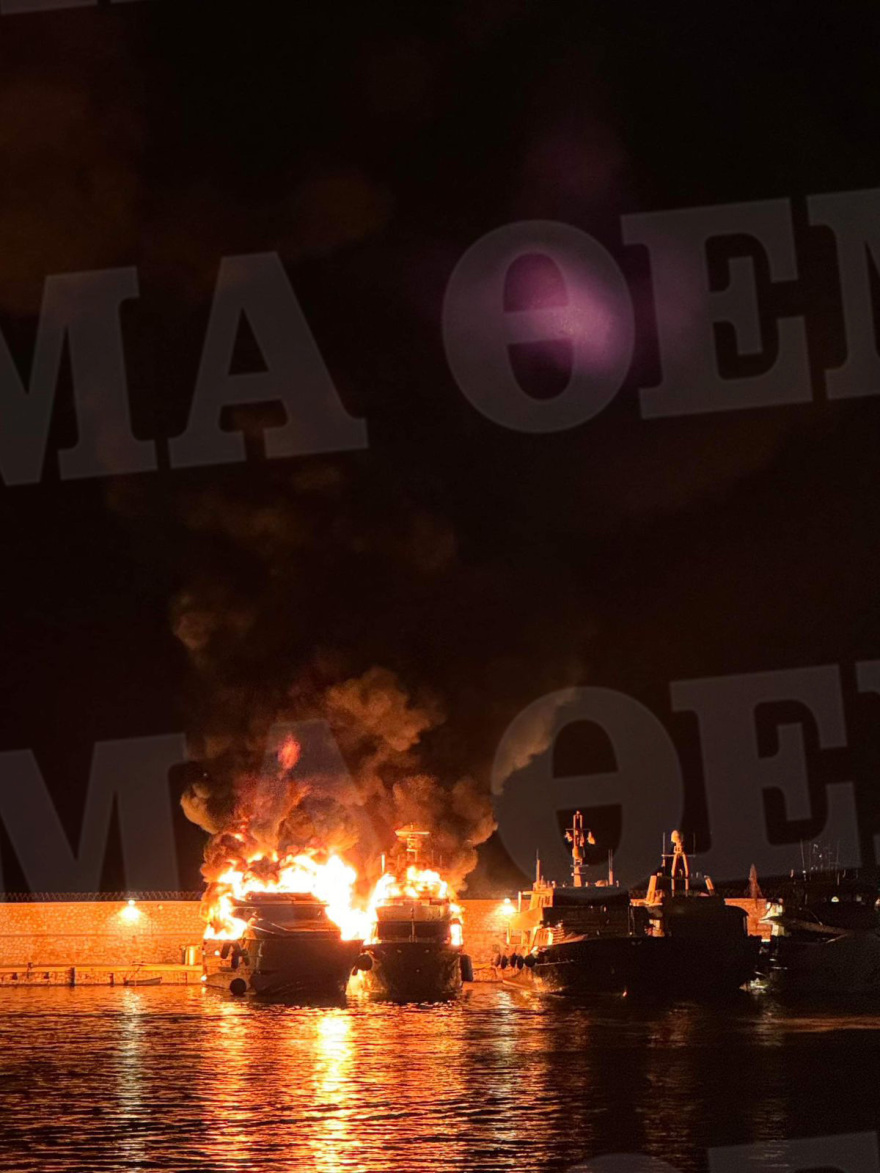 Μαρίνα Ζέας: Κατασβέστηκε η φωτιά στα τρία σκάφη - Δείτε βίντεο και φωτογραφίες