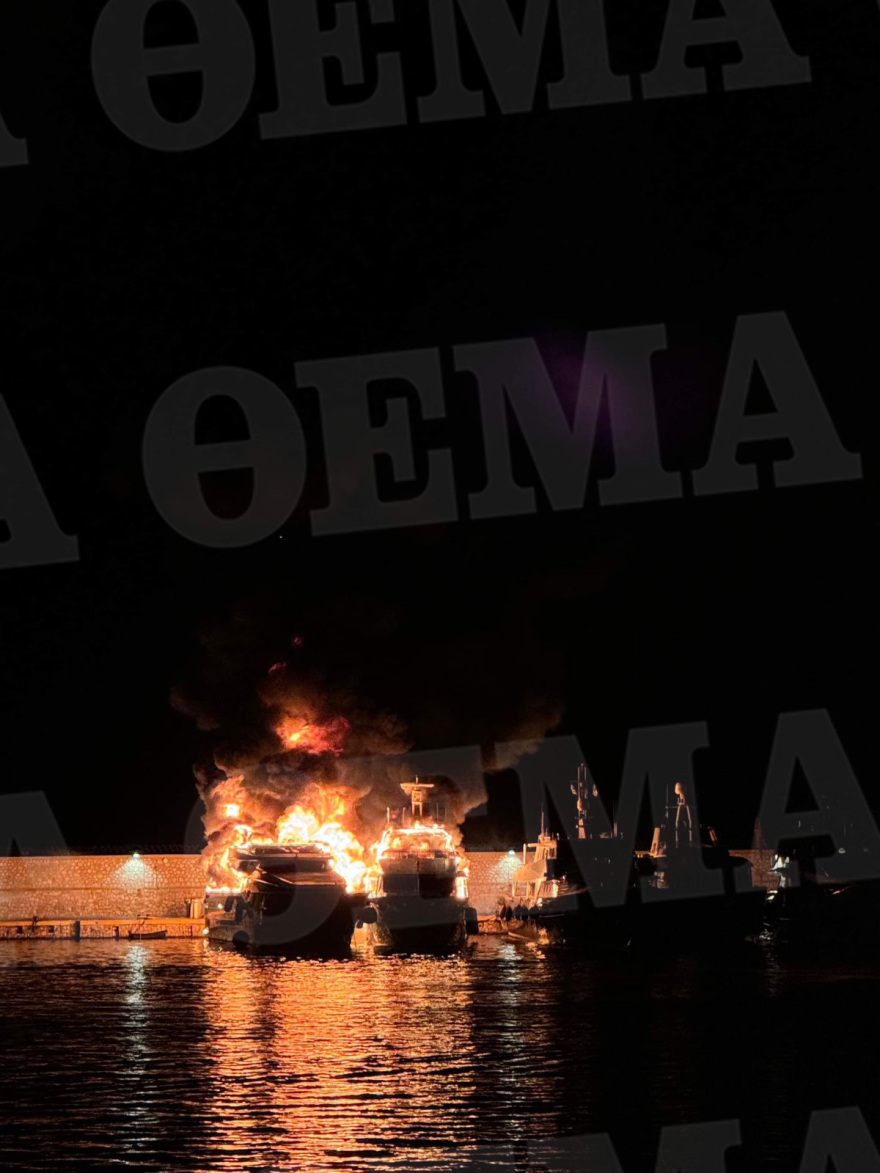Μαρίνα Ζέας: Κατασβέστηκε η φωτιά στα τρία σκάφη - Δείτε βίντεο και φωτογραφίες