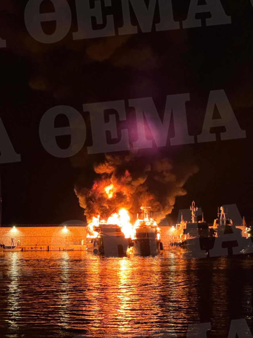 Μαρίνα Ζέας: Κατασβέστηκε η φωτιά στα τρία σκάφη - Δείτε βίντεο και φωτογραφίες