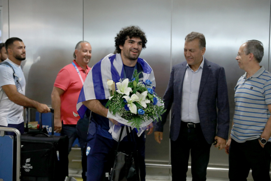 Αποθέωση για τον χάλκινο Τσελίδη που επέστρεψε στην Ελλάδα (βίντεο)