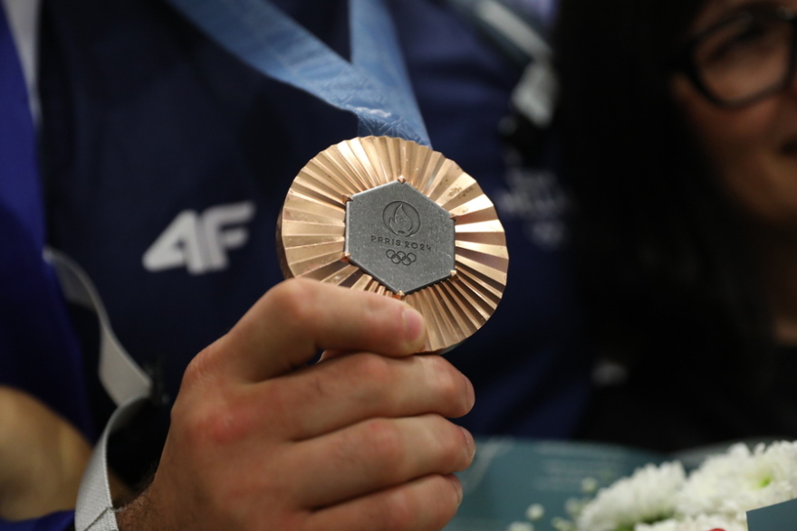 Αποθέωση για τον χάλκινο Τσελίδη που επέστρεψε στην Ελλάδα (βίντεο)