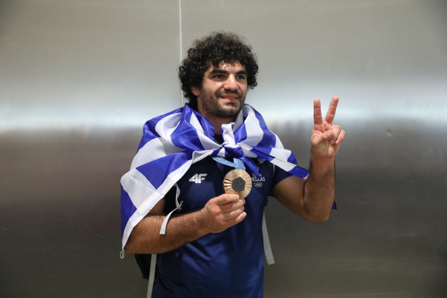 Αποθέωση για τον χάλκινο Τσελίδη που επέστρεψε στην Ελλάδα (βίντεο)