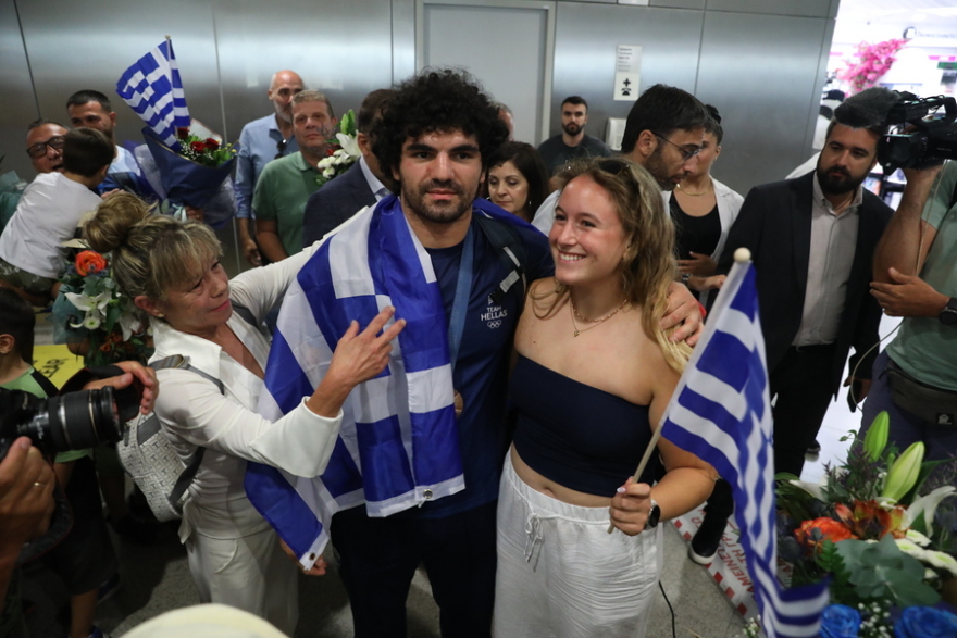 Αποθέωση για τον χάλκινο Τσελίδη που επέστρεψε στην Ελλάδα (βίντεο)