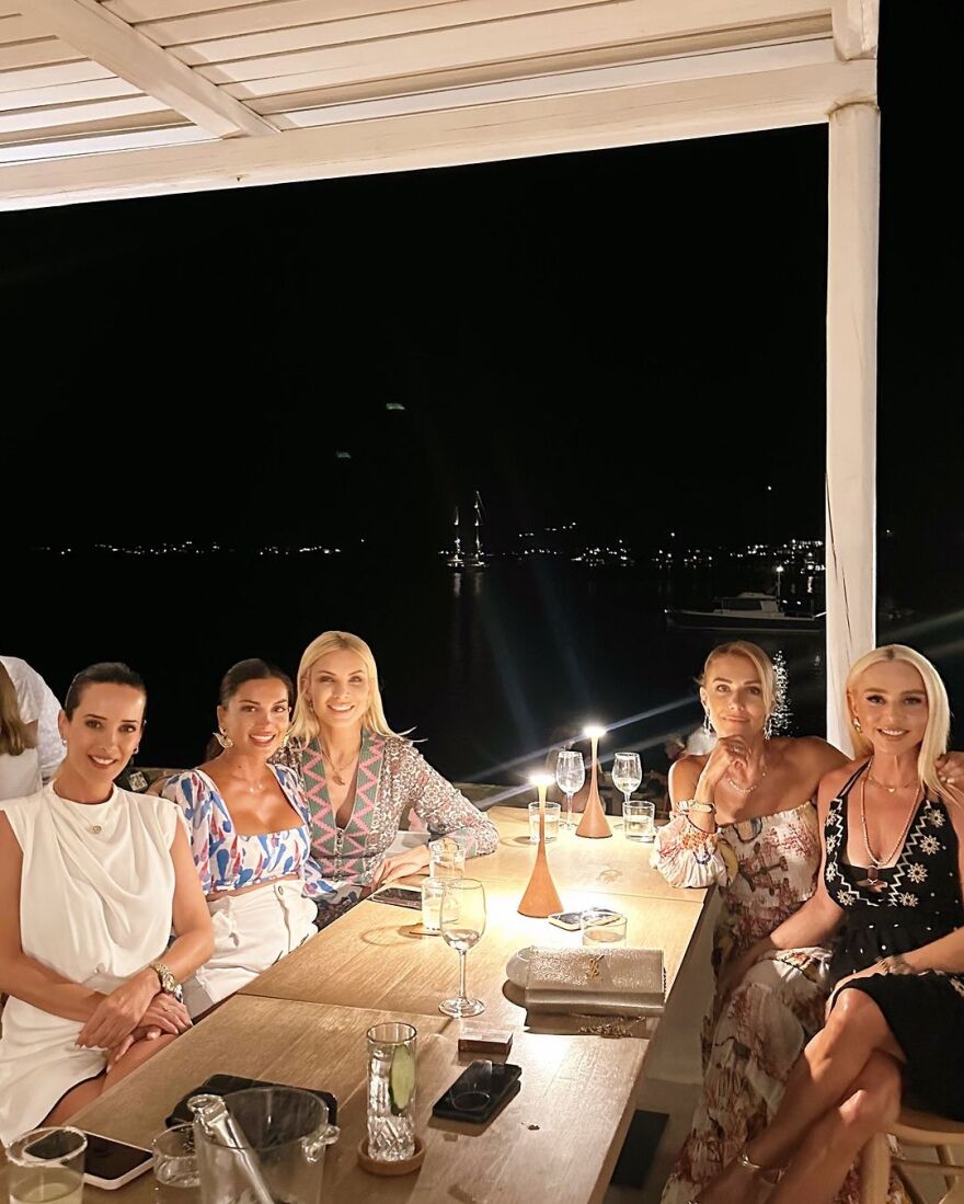 Κατερίνα Καινούργιου – Σταματίνα Τσιμτσιλή: Βραδινή έξοδος για τις δύο παρουσιάστριες στην Πάρο