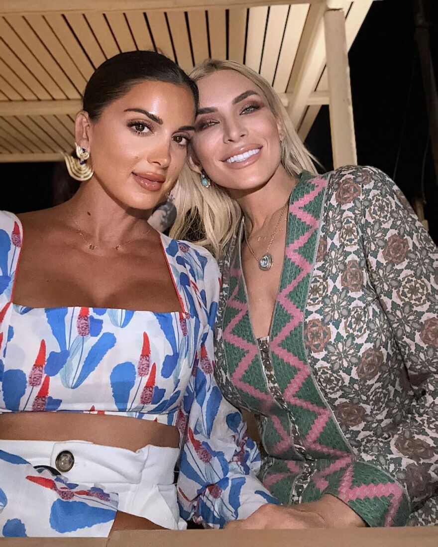 Κατερίνα Καινούργιου – Σταματίνα Τσιμτσιλή: Βραδινή έξοδος για τις δύο παρουσιάστριες στην Πάρο