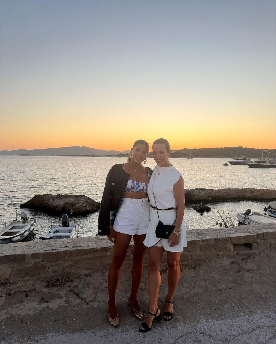 Κατερίνα Καινούργιου – Σταματίνα Τσιμτσιλή: Βραδινή έξοδος για τις δύο παρουσιάστριες στην Πάρο