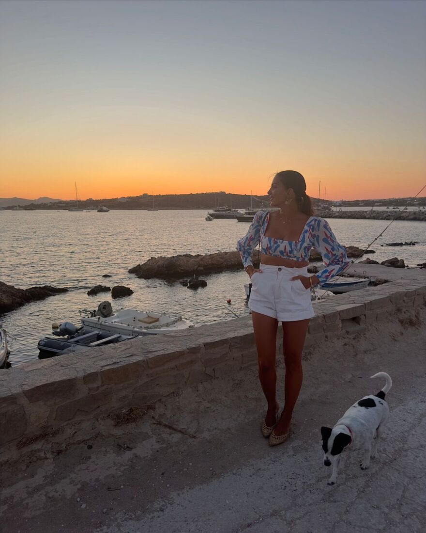 Κατερίνα Καινούργιου – Σταματίνα Τσιμτσιλή: Βραδινή έξοδος για τις δύο παρουσιάστριες στην Πάρο