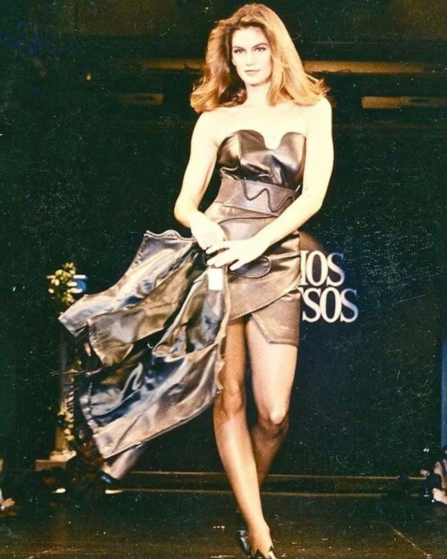 Σίντι Κρόφορντ: Ανέβασε φωτογραφίες με τον Βασίλειο Κωστέτσο και ζήτησε «συγγνώμη για το μπέρδεμα» - «Μούσα μου», τη χαρακτήρισε ο σχεδιαστής