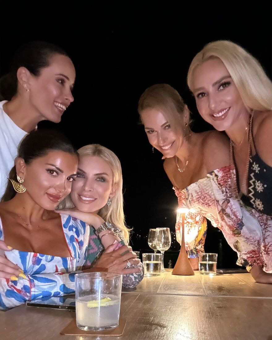 Κατερίνα Καινούργιου – Σταματίνα Τσιμτσιλή: Βραδινή έξοδος για τις δύο παρουσιάστριες στην Πάρο