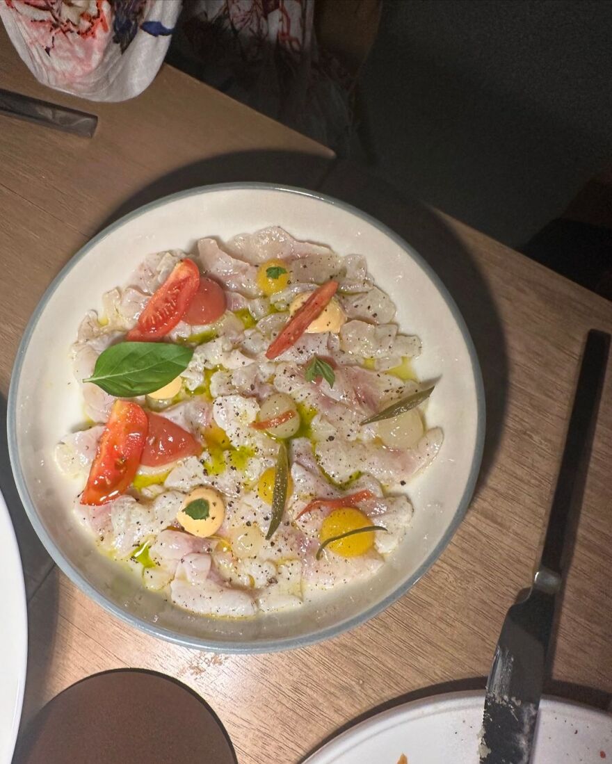 Κατερίνα Καινούργιου – Σταματίνα Τσιμτσιλή: Βραδινή έξοδος για τις δύο παρουσιάστριες στην Πάρο