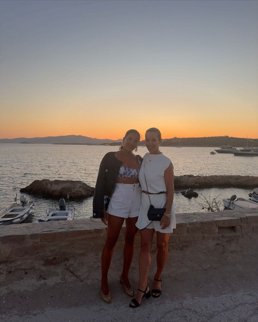 Κατερίνα Καινούργιου – Σταματίνα Τσιμτσιλή: Βραδινή έξοδος για τις δύο παρουσιάστριες στην Πάρο