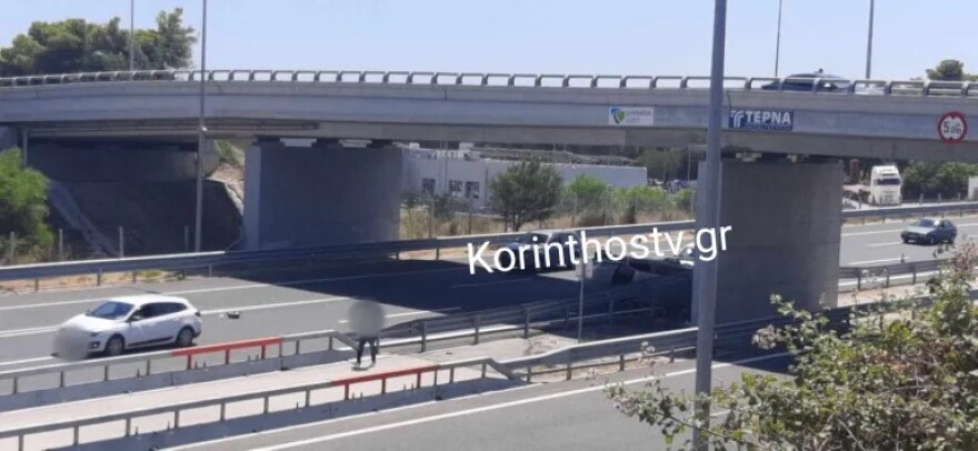 Ανατροπή νεκροφόρας στην Εθνική Κορίνθου – Πατρών