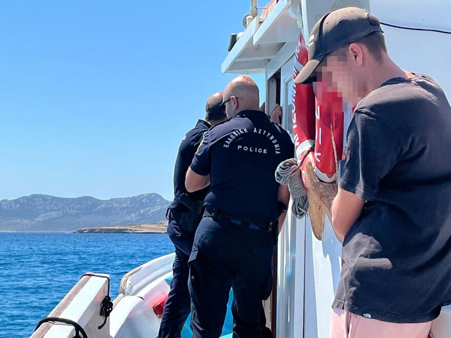 Έφοδοι της ΕΛ.ΑΣ. με το καΐκι στο Κάτω Κουφονήσι για το παράνομο κάμπινγκ - Δείτε βίντεο και  φωτογραφίες