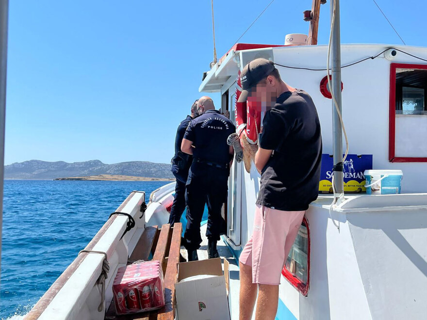 Έφοδοι της ΕΛ.ΑΣ. με το καΐκι στο Κάτω Κουφονήσι για το παράνομο κάμπινγκ - Δείτε βίντεο και  φωτογραφίες