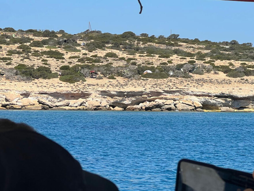 Έφοδοι της ΕΛ.ΑΣ. με το καΐκι στο Κάτω Κουφονήσι για το παράνομο κάμπινγκ - Δείτε βίντεο και  φωτογραφίες