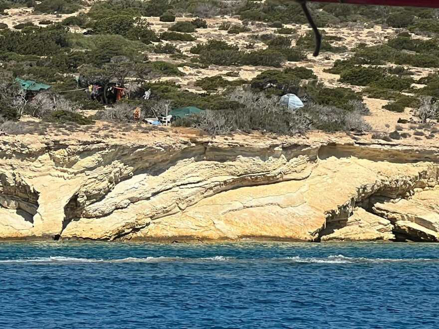 Έφοδοι της ΕΛ.ΑΣ. με το καΐκι στο Κάτω Κουφονήσι για το παράνομο κάμπινγκ - Δείτε βίντεο και  φωτογραφίες