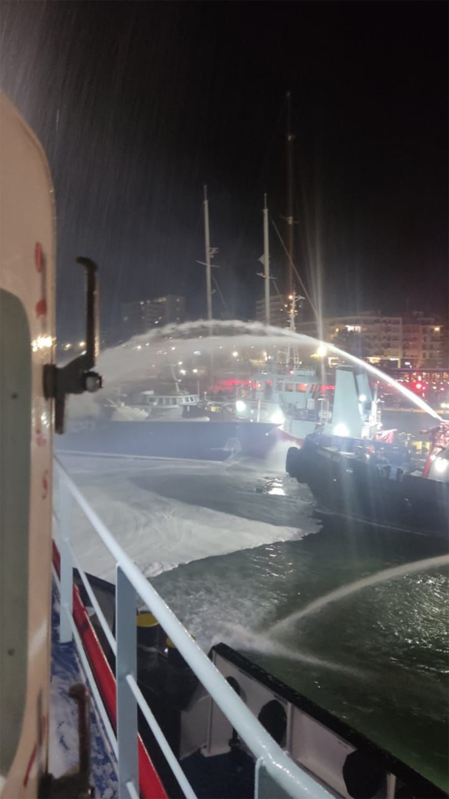 Νέα βίντεο από την επιχείρηση κατάσβεσης σε τρία σκάφη στη Μαρίνα Ζέας - Απεγκλωβίστηκαν 10 άτομα