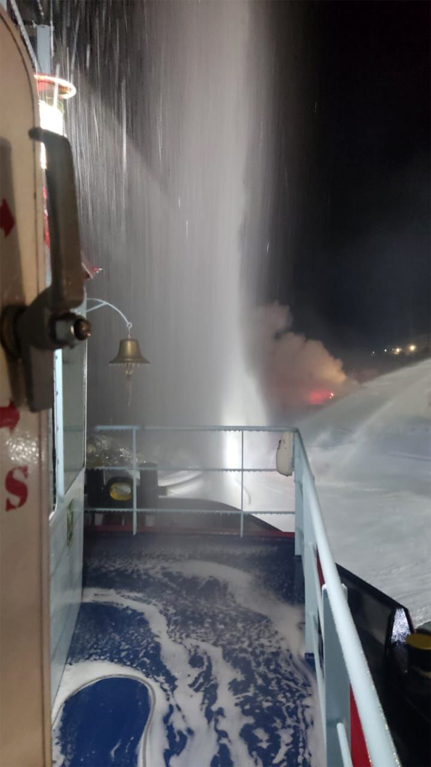 Νέα βίντεο από την επιχείρηση κατάσβεσης σε τρία σκάφη στη Μαρίνα Ζέας - Απεγκλωβίστηκαν 10 άτομα