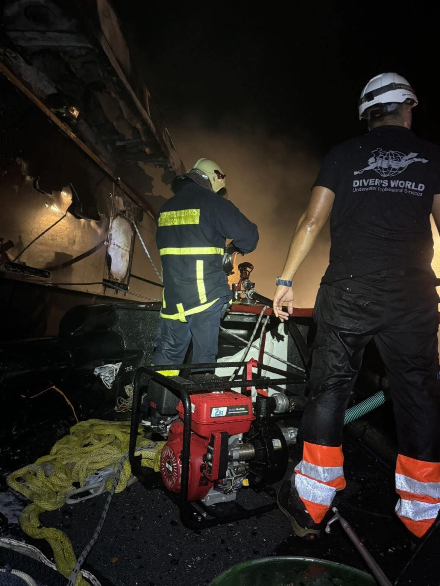 Μαρίνα Ζέας: Μέλος πληρώματος από φλεγόμενο σκάφος περιγράφει τις δραματικές στιγμές διάσωσης