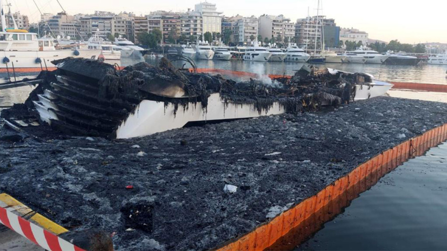 Βυθίζονται τα τρία σκάφη που κάηκαν στη Μαρίνα Ζέας