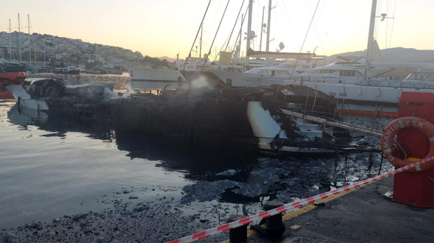 Βυθίζονται τα τρία σκάφη που κάηκαν στη Μαρίνα Ζέας
