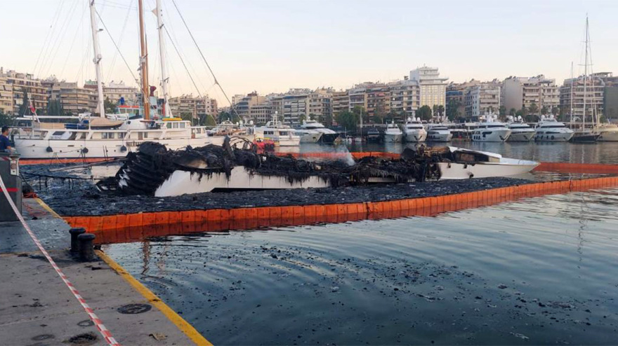 Βυθίζονται τα τρία σκάφη που κάηκαν στη Μαρίνα Ζέας