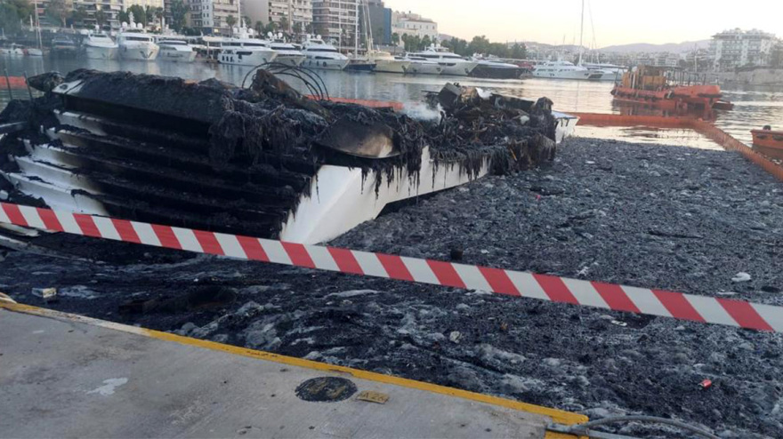 Βυθίζονται τα τρία σκάφη που κάηκαν στη Μαρίνα Ζέας