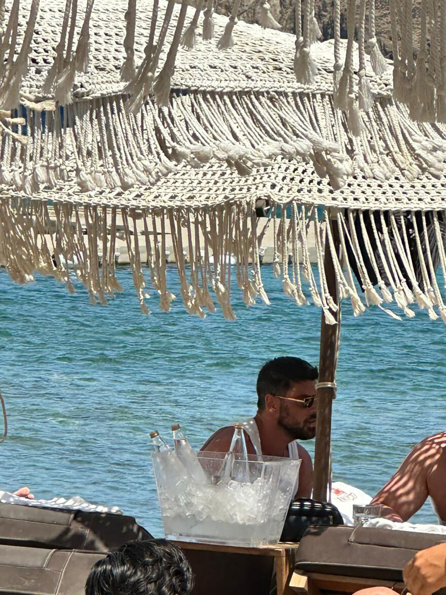 Μικέλε Μορόνε: Κάνει διακοπές στη Μύκονο - Δείτε φωτογραφίες και βίντεο