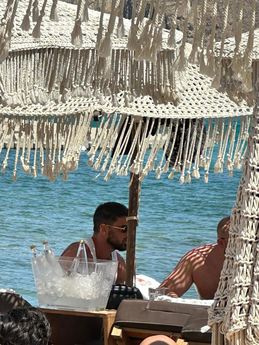 Μικέλε Μορόνε: Κάνει διακοπές στη Μύκονο - Δείτε φωτογραφίες και βίντεο