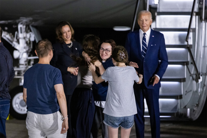 Επέστρεψαν στις ΗΠΑ οι κρατούμενοι που ανταλλάχθηκαν με τη Ρωσία - Τους υποδέχθηκαν ο Μπάιντεν και η Κάμαλα Χάρις