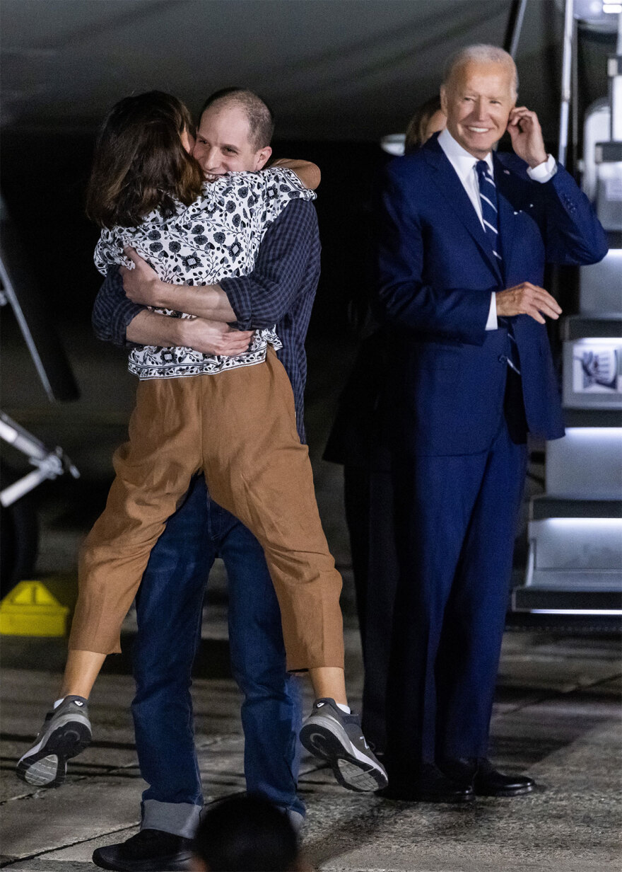 Επέστρεψαν στις ΗΠΑ οι κρατούμενοι που ανταλλάχθηκαν με τη Ρωσία - Τους υποδέχθηκαν ο Μπάιντεν και η Κάμαλα Χάρις