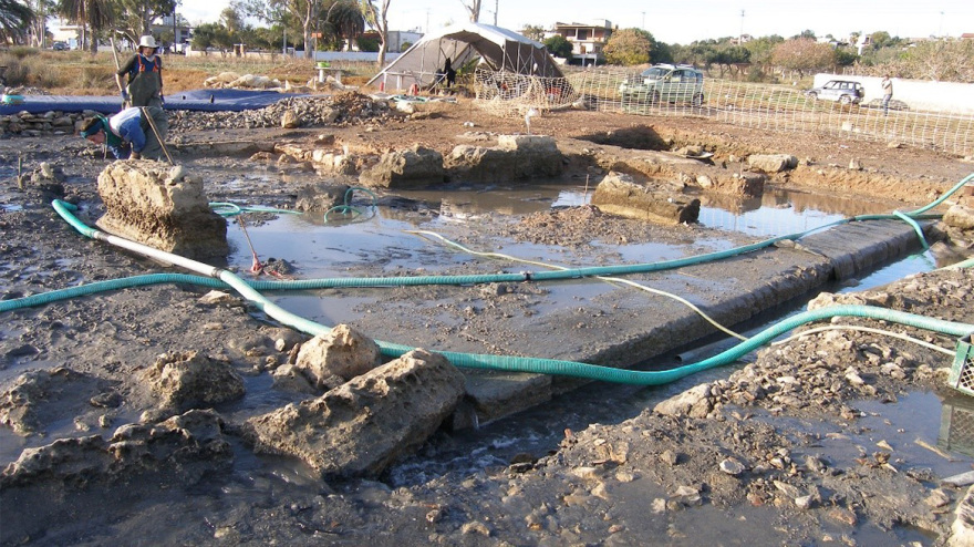 Aρχαίο κτήριο με έξι δωμάτια και πλήθος κεραμικών έφερε στο φως η υποβρύχια έρευνα στη Σαλαμίνα