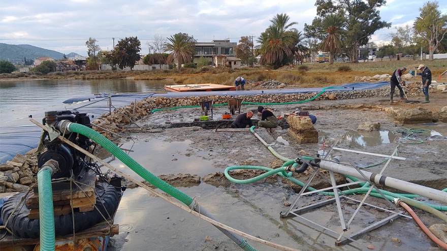 Aρχαίο κτήριο με έξι δωμάτια και πλήθος κεραμικών έφερε στο φως η υποβρύχια έρευνα στη Σαλαμίνα