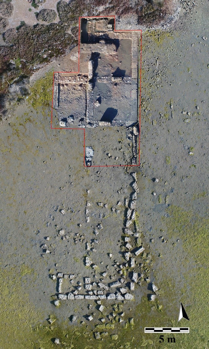 Aρχαίο κτήριο με έξι δωμάτια και πλήθος κεραμικών έφερε στο φως η υποβρύχια έρευνα στη Σαλαμίνα