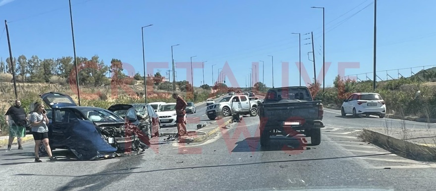 Ηράκλειο: Η στιγμή της σφοδρής σύγκρουσης τριών οχημάτων - Δείτε βίντεο