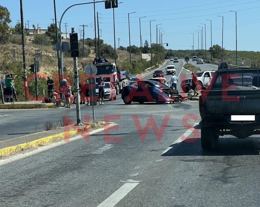 Ηράκλειο: Η στιγμή της σφοδρής σύγκρουσης τριών οχημάτων - Δείτε βίντεο