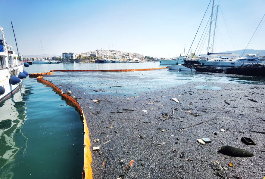 Βυθίζονται τα τρία σκάφη που κάηκαν στη Μαρίνα Ζέας