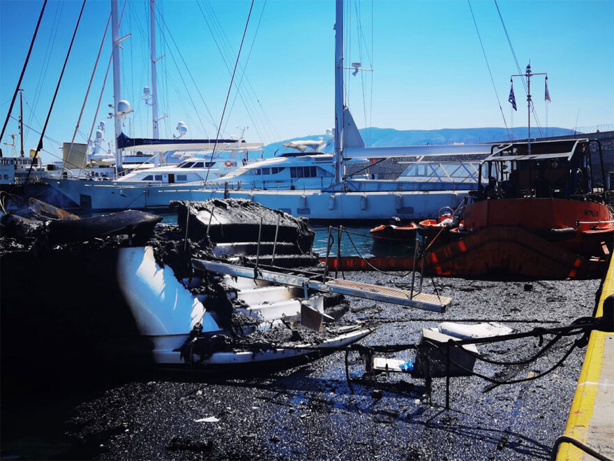 Βυθίζονται τα τρία σκάφη που κάηκαν στη Μαρίνα Ζέας