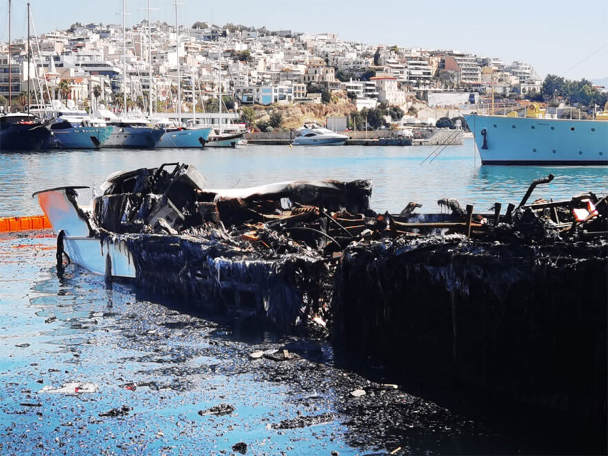 Βυθίζονται τα τρία σκάφη που κάηκαν στη Μαρίνα Ζέας
