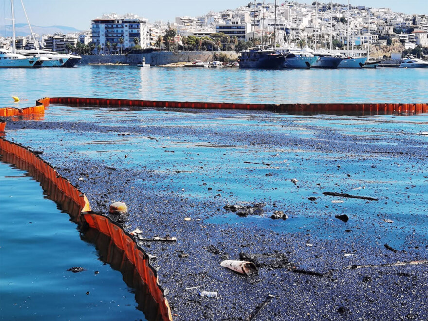 Βυθίζονται τα τρία σκάφη που κάηκαν στη Μαρίνα Ζέας