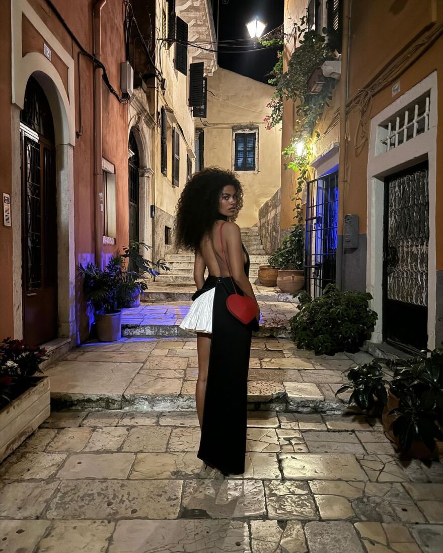 Τίνα Κουνάκεϊ: Στην Ελλάδα για διακοπές η πρώην σύζυγος του Βενσάν Κασέλ