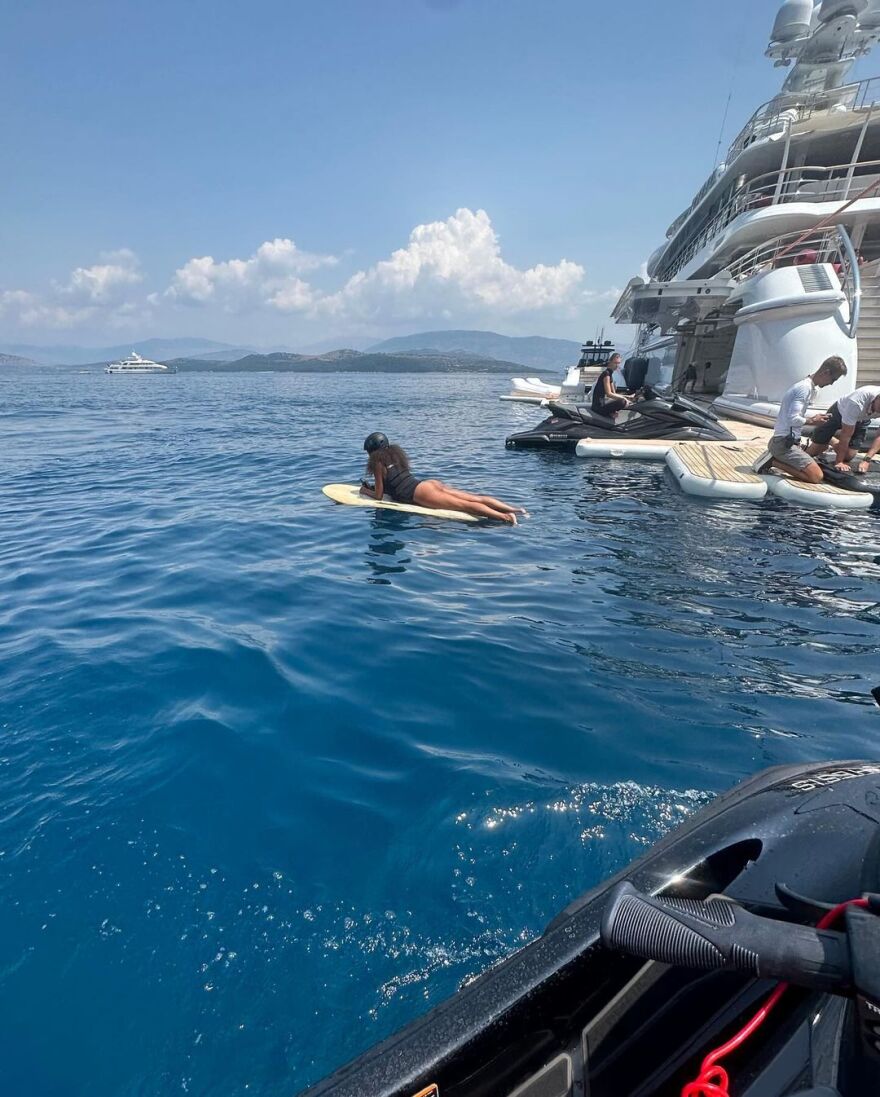 Τίνα Κουνάκεϊ: Στην Ελλάδα για διακοπές η πρώην σύζυγος του Βενσάν Κασέλ