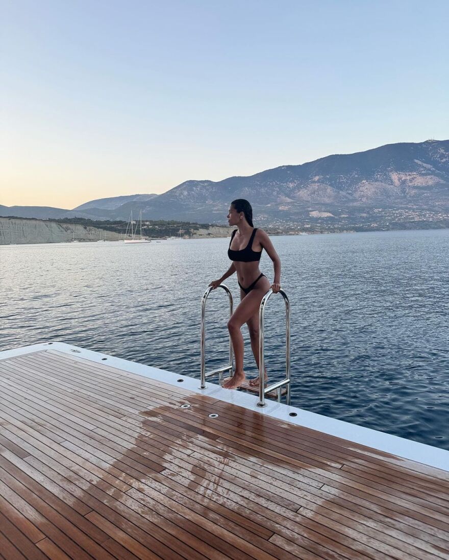 Τίνα Κουνάκεϊ: Στην Ελλάδα για διακοπές η πρώην σύζυγος του Βενσάν Κασέλ